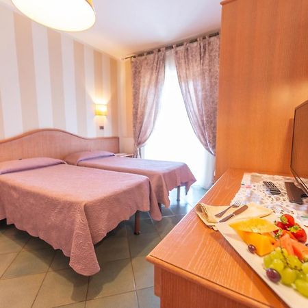 Hotel Tirreno ฟอร์เต เดย์ มาร์มี ภายนอก รูปภาพ