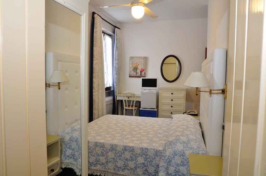 Hotel Tirreno ฟอร์เต เดย์ มาร์มี ภายนอก รูปภาพ