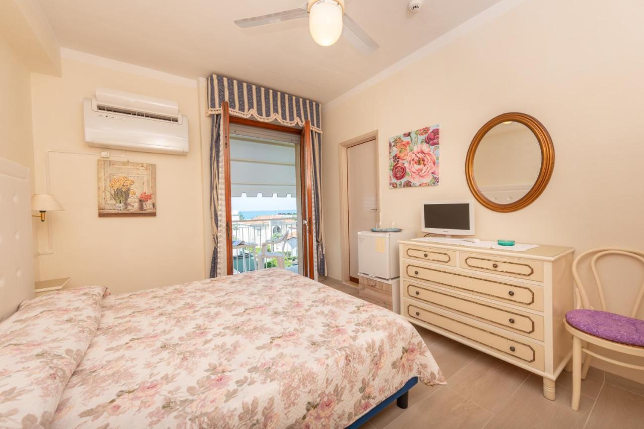 Hotel Tirreno ฟอร์เต เดย์ มาร์มี ภายนอก รูปภาพ